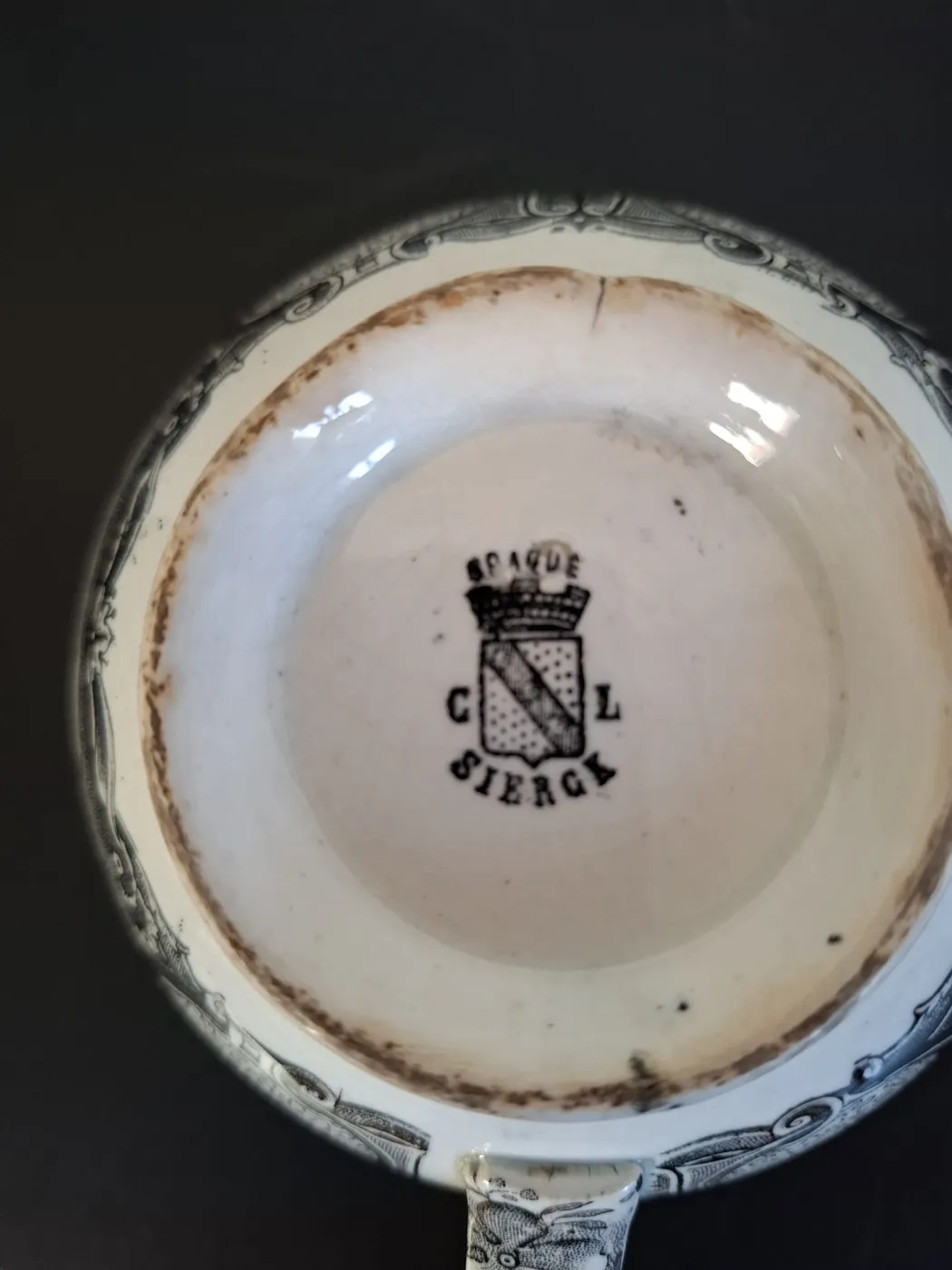 Marque imprimée au revers de la tasse : « Opaque », un blason couronné, les lettres « C » et « L », et « Sierck ».